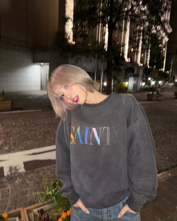  트와이스 모모가 입은 빈티지룩 감성의 여자 맨투맨 코디로 요즘 핫한 브랜드 세인트미카엘 스웻셔츠