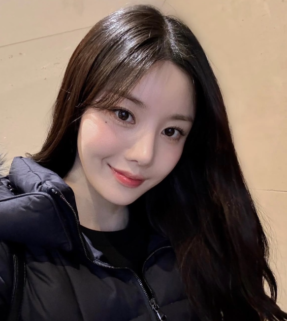  워터밤의 여신에서 크롭 숏 패딩 코디의 여신으로 거듭난 권은비의 타트라스 자켓 OOTD