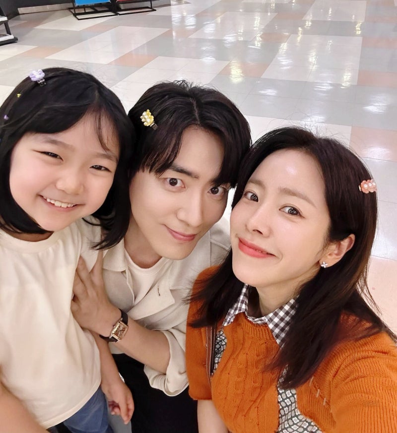 배우 한지민 이준혁 기소유 나의 완벽한 비서의 가족 사진