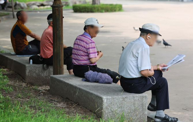 "한국 노인들 어쩌나"…여성이 남성보다 더 심각 "한국 노인들 어쩌나"…여성이 남성보다 더 심각