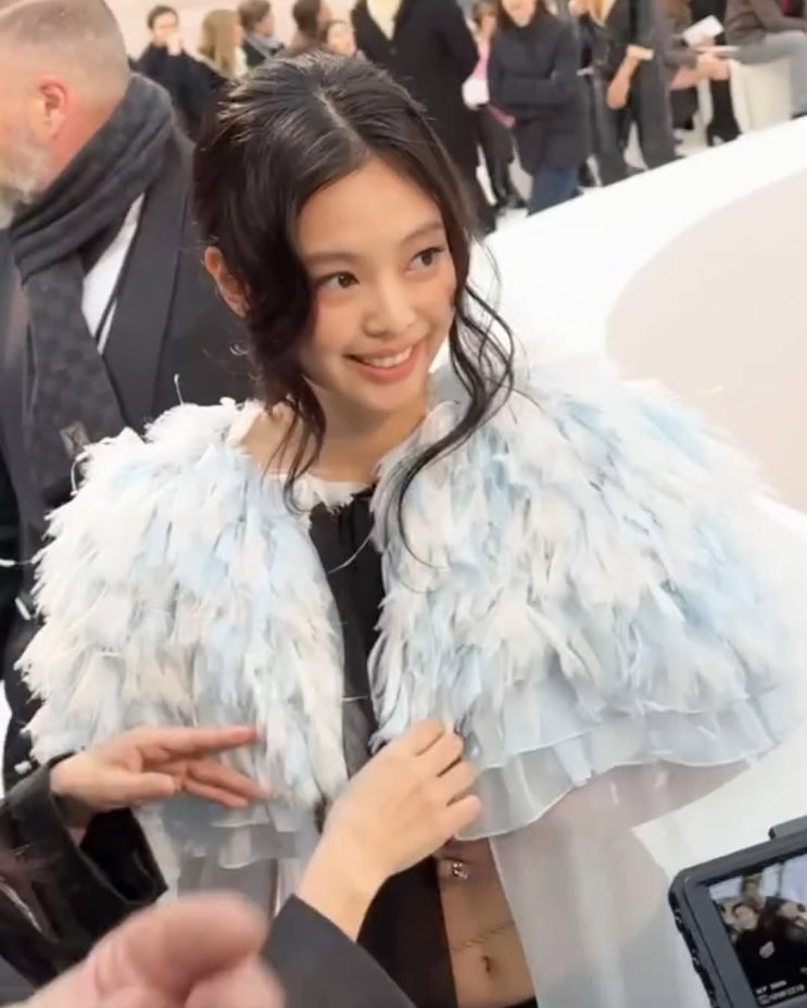  제니 파리 샤넬 2025 컬렉션 패션쇼에서 완성한 우아한 그리고 따라할 수 없는 샤넬룩 모음.ZIP