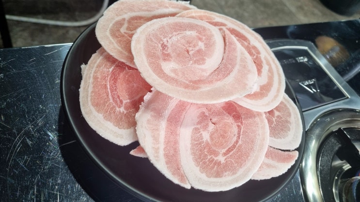 신대방삼거리역 맛집, "인생은 고기서 고기다(인고고)"에서 즐기는 특별한 한돈 꽃삼겹과 짜파게티의 만남!