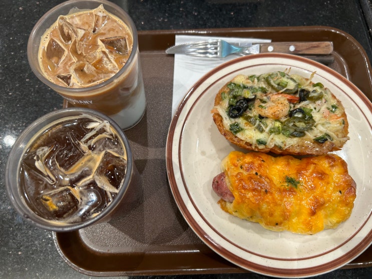  청량리역에 위치한 여행자들의 쉼터! 빵 맛집<마호가니 청량리역사점>(오리지널소시지롤, 쉬림프게살브레드)