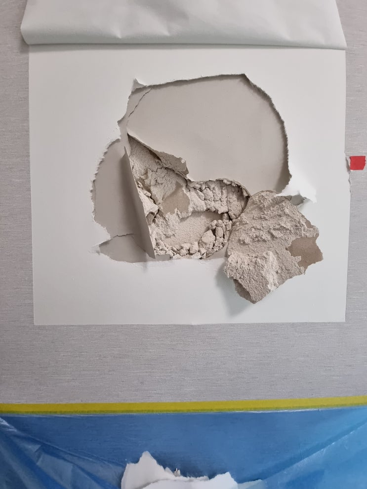  침실방 가벽 파손 찢어진 벽지 복원 보수 시공