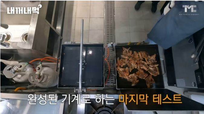 <b>백종원</b> 셰프가 고압<b>가스통</b> 옆에서 기름을 끓여 요리하는 장면에... 