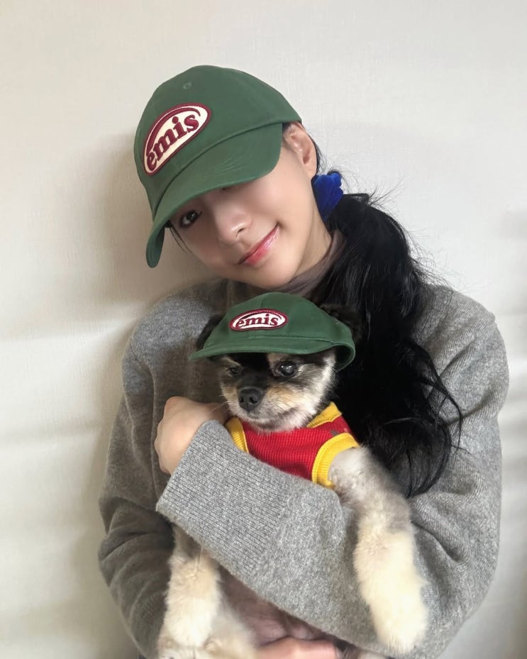  사랑스런 강쥐와 커플로 맞춘 여자 연예인 볼캡으로 사랑받는 이미스 여성 모자
