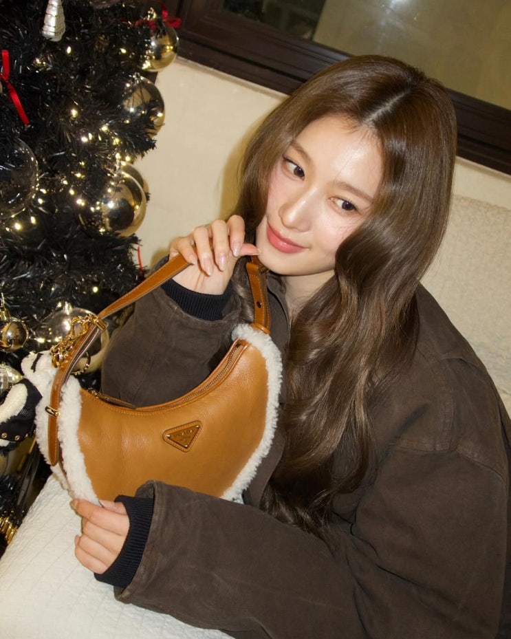  30대 여성의 트루 러브! 러블리한 명품 브랜드 프라다 시어링 아르켓 숄더백 여자 가방 추천 ft. 사나