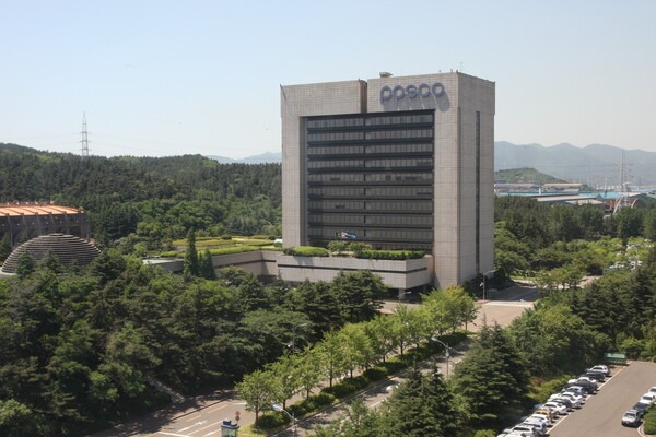 중국 저가공세 위협…포스코홀딩스, 지난해 영업이익 38%↓ 중국 저가공세 위협…포스코홀딩스, 지난해 영업이익 38%↓