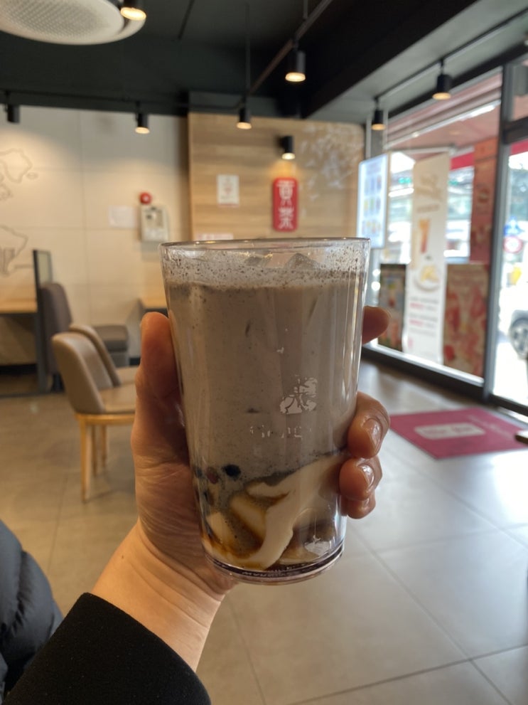  공차 신메뉴 두부푸딩 흑당두부음료 흑당두부밀크티 흑당두부크러쉬 흑심품은흑당두부밀크티 블랙밀크티 우롱티 넣은 공차음료 공차스탬프적립 세상보들또우화 흑당두부밀크티 크러쉬 칼로리