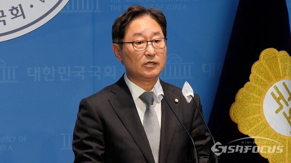 <b>명태균</b> 접견한 박범계, 윤... 비상<b>계엄</b> 배경은 ‘<b>황금폰</b>’... 