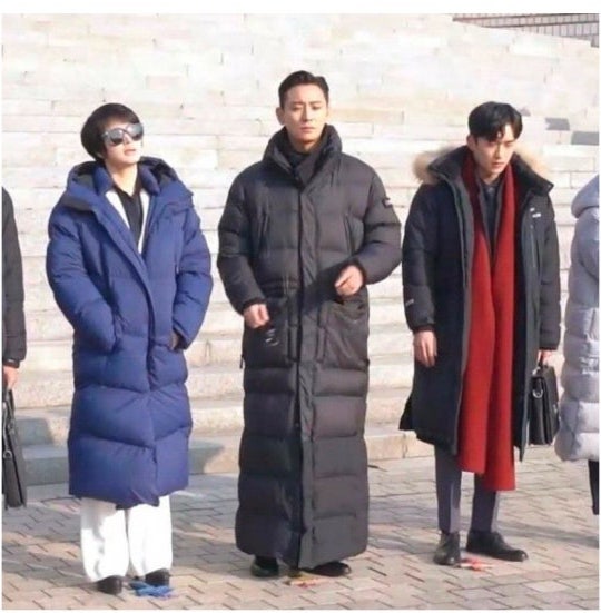 화제되고 있는 주지훈 롱패딩 짤 (+ 키188.7cm)