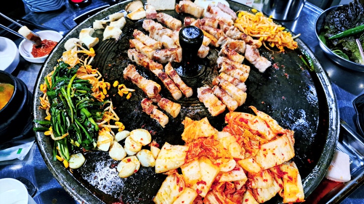 오류동 꿀돼지 솥뚜껑 삼겹살을 정말 오랜만에 먹었습니다. 오류동 꿀돼지 솥뚜껑 삼겹살을 정말 오랜만에 먹었습니다.