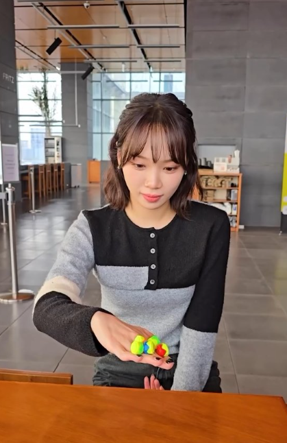  르세라핌 김채원의 공기놀이에서 입은 매력적인 여자 니트 셋업 패션 코디 알아보기