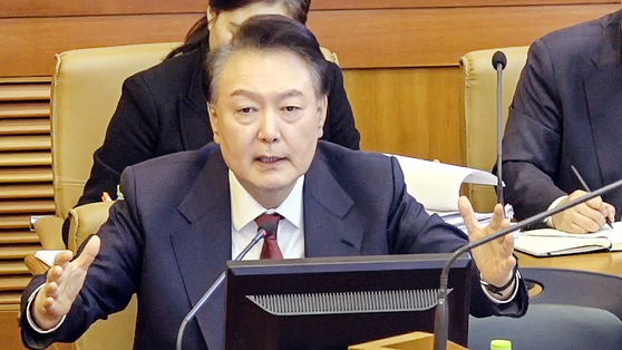 관세전쟁에 금값 또 최고 /  <b>황교안</b>, 尹 '<b>내란</b> 우두머리' 사건 변호