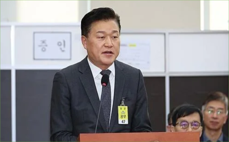<b>대통령실</b>, "5대 명산 <b>굿판</b> 인터뷰한" <b>신용한</b> 교수 명예훼손죄 <b>고발</b>