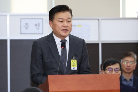 “<b>굿판</b> 연 적 없다” <b>대통령실</b>, <b>신용한</b> 전 교수 ‘<b>고발</b>’