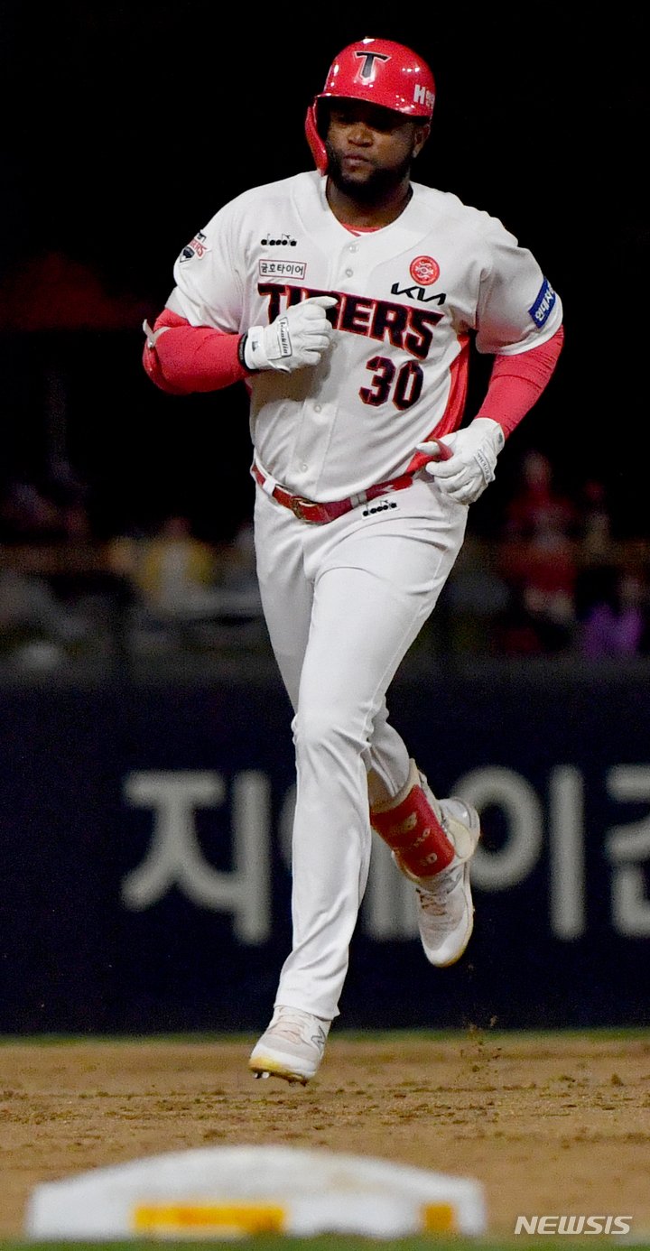 KIA 타이거즈의 <b>외인타자</b> 소크라테스, 대만 러브콜 거절 후... 