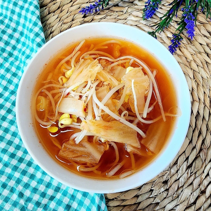  얼큰하게 즐기는 저녁 국 메뉴 김치 콩나물국 끓이는 법