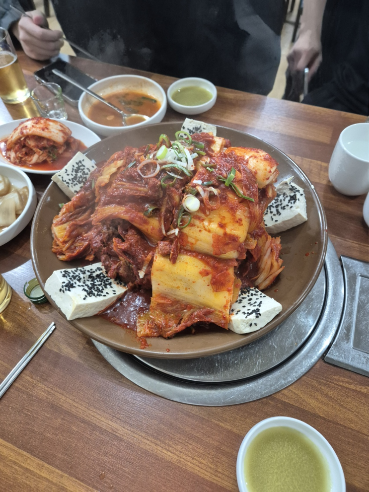  [서초구 서초동] 삼식이감자탕뼈해장국 교대점 (흔치 않은 김치뼈찜에 시뻘건 소스까지)