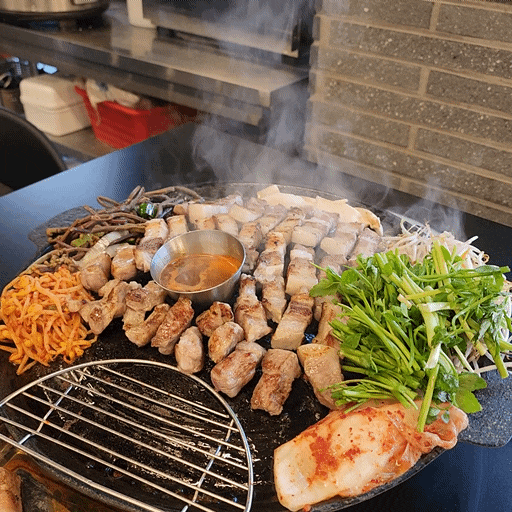  광교 맛집 조선부뚜막 광교역점 삼겹살 김치막국수 후기(주차장정보)