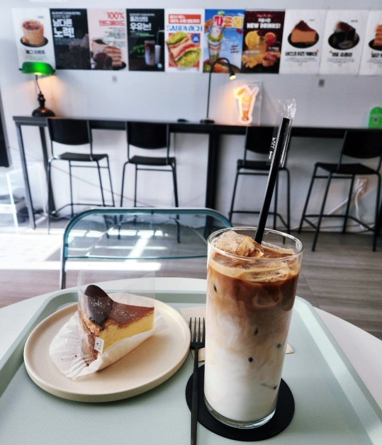  홀리샷커피 _ 회기역 근처 아지트 감성 수제 디저트 맛집