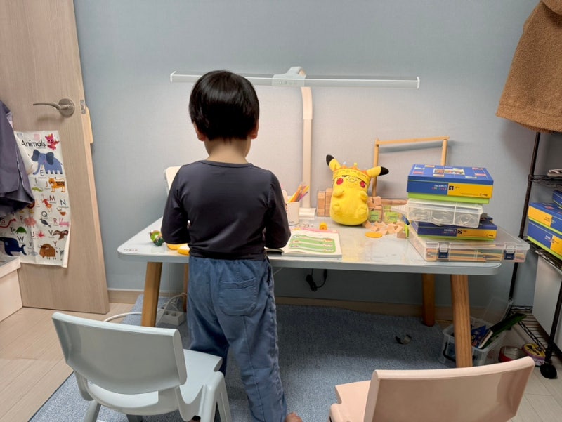 리바트 꼼므 6세 어린이 책상 아이가 직접 써본 리뷰