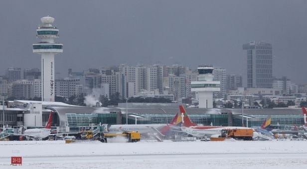 [항공 뉴스] "호기심에"…<b>제주공항</b>서 <b>항공기 비상구</b> 건드려... 