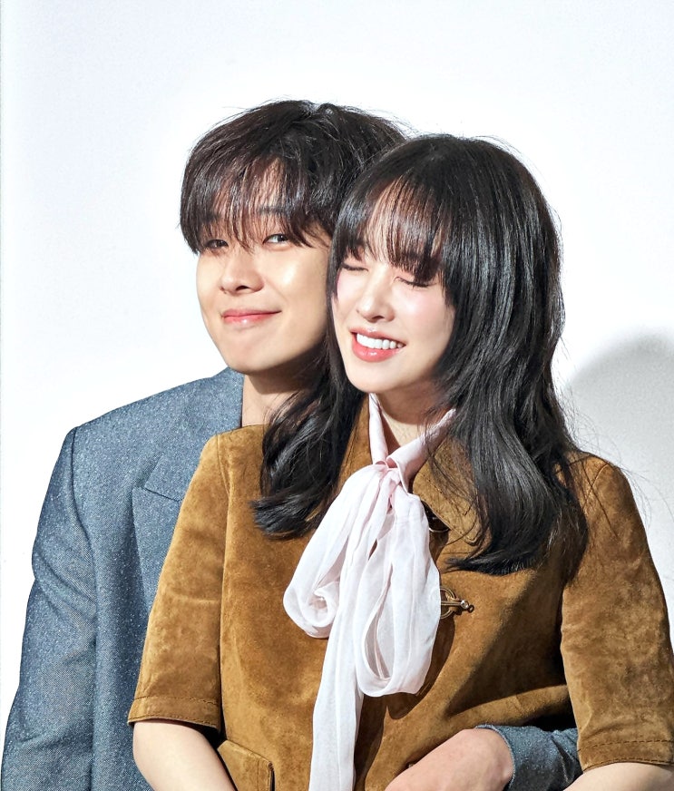 <b>박보영</b> 최우식 <b>열애설</b>? 백허그에 손깍지 엘르 화보 사진 어떻길래?