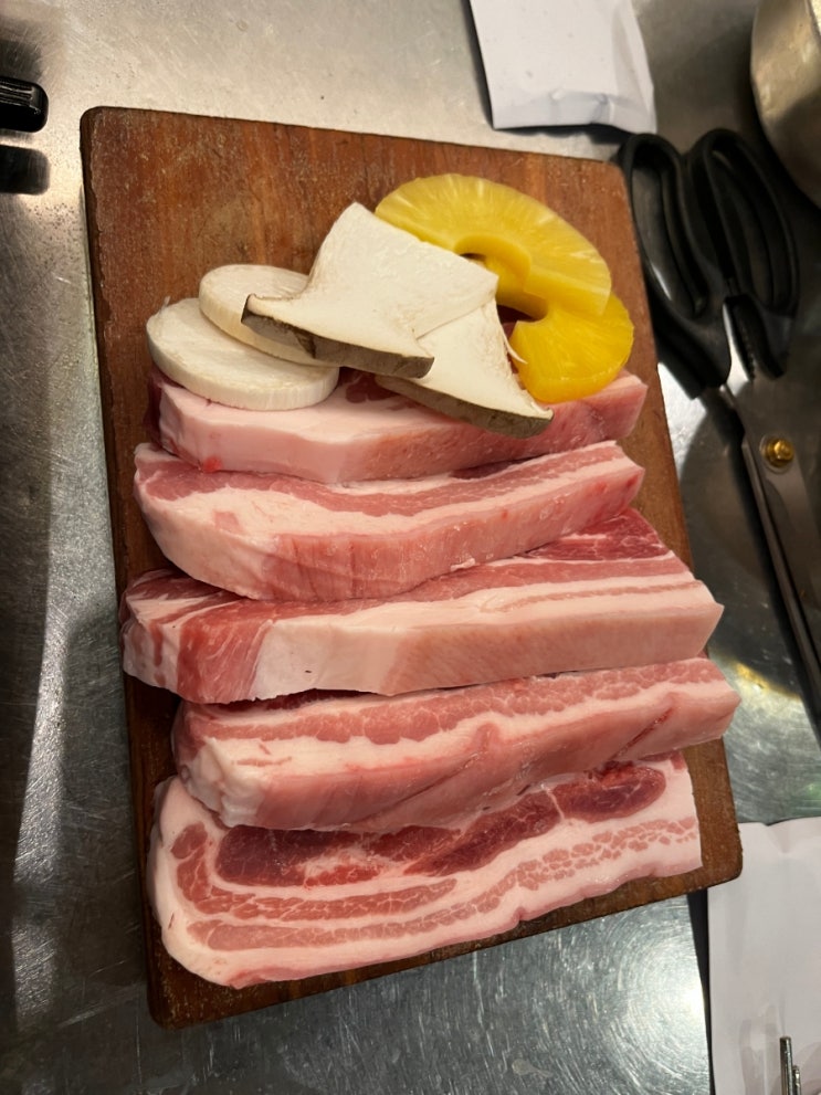  고속터미널역 반포쇼핑타운 맛집, 미나리 삼겹살에 라면과 김치전이 무한리필 육백집