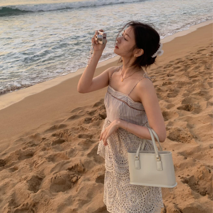  정소민 하와이 바캉스 패션 화이트 핸드백