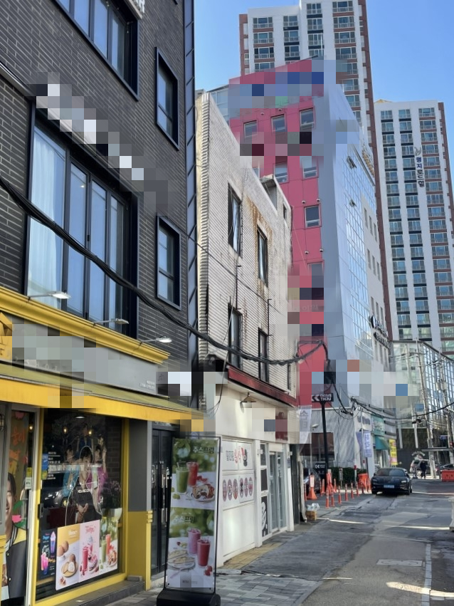  광주 도시철도 2호선 공사 현장 인근 기울어진 건물 철거 조치 시급 [한국철도일보]