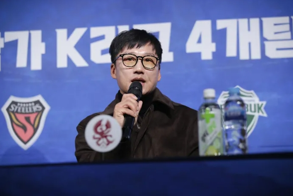 광주FC 이정효 감독, 2025 K리그 개막 앞두고 거스 포옛에게 'FC서울, 울산 HD 잡아라' 광주FC 이정효 감독, 2025 K리그 개막 앞두고 거스 포옛에게 'FC서울, 울산 HD 잡아라'