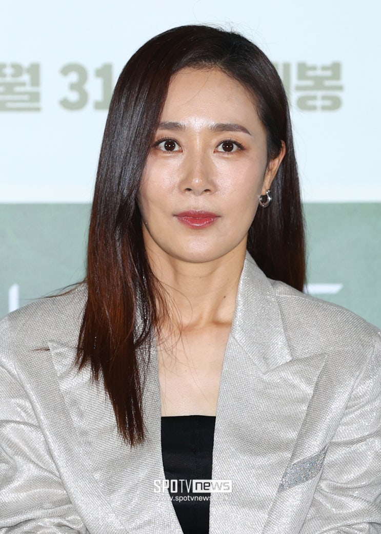 배우 <b>문정희</b> : 탄탄한 연기력으로 관객들의 사랑을 받는 배우