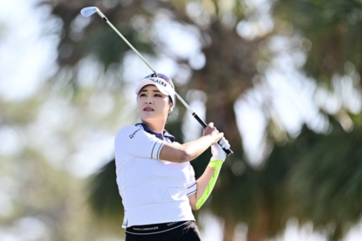 <b>윤이나</b>, LPGA투어 데뷔전 ‘컷탈락’…고진영 <b>단독선두</b>... 