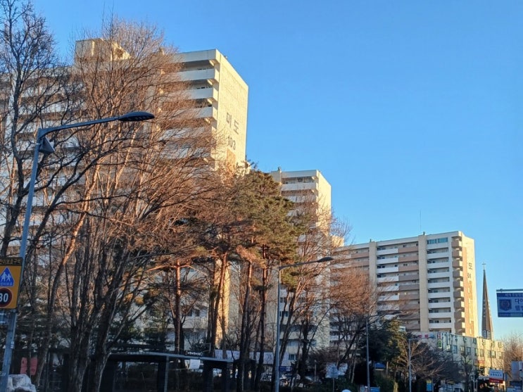 “7억 하던 집이 4억?” 노도강 영끌 청년 ‘눈물의 급매’ 낼 때, ‘강남 대형’은 20개월 연속 상승 “7억 하던 집이 4억?” 노도강 영끌 청년 ‘눈물의 급매’ 낼 때, ‘강남 대형’은 20개월 연속 상승