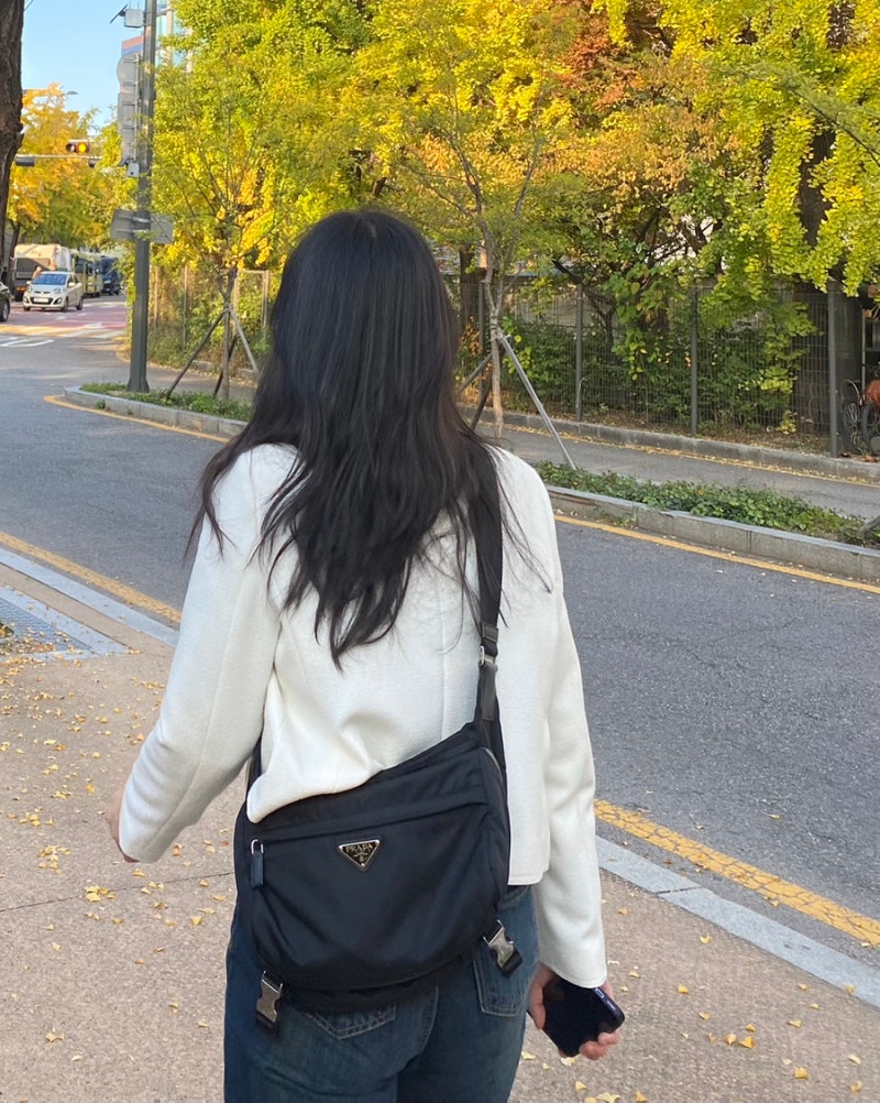 프라다 바이커백 미디움, 1년넘게 사용한 여성의 찐후기 착샷
