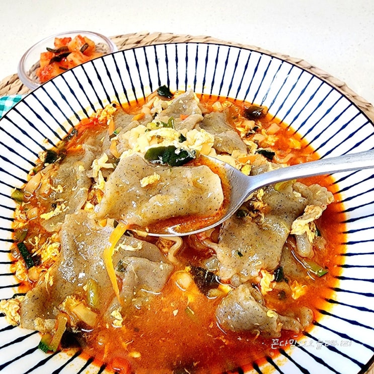  수제비 라면 만들기 쫀득한 수제비 반죽으로 진짬뽕 맛있게 끓이기