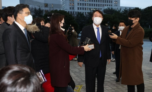 "<b>윤석열</b>, <b>지하주차장</b> 놔두고 왜 언론 앞에서 출근을...?"