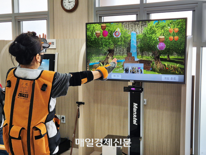 “계단이 공포야”…노인들 이러는 이유 있었네, 청년들이 80대 몸 돼보니 “계단이 공포야”…노인들 이러는 이유 있었네, 청년들이 80대 몸 돼보니
