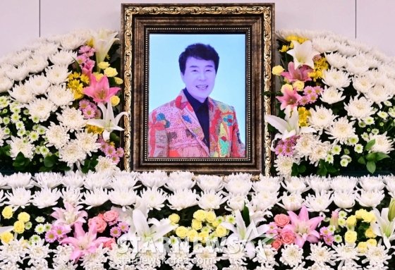 <b>송대관 영결식</b> 해뜰날 조가로 불린다 추도사 강진 <b>태진아</b>가... 