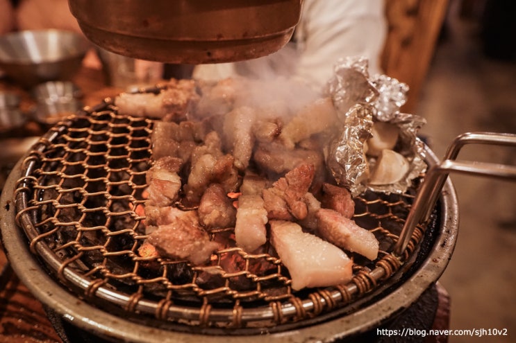  홍대 고기집 참숯으로 즐기는 소고기 돼지고기가 최고인 맛집 고기꾼김춘배 홍대본점