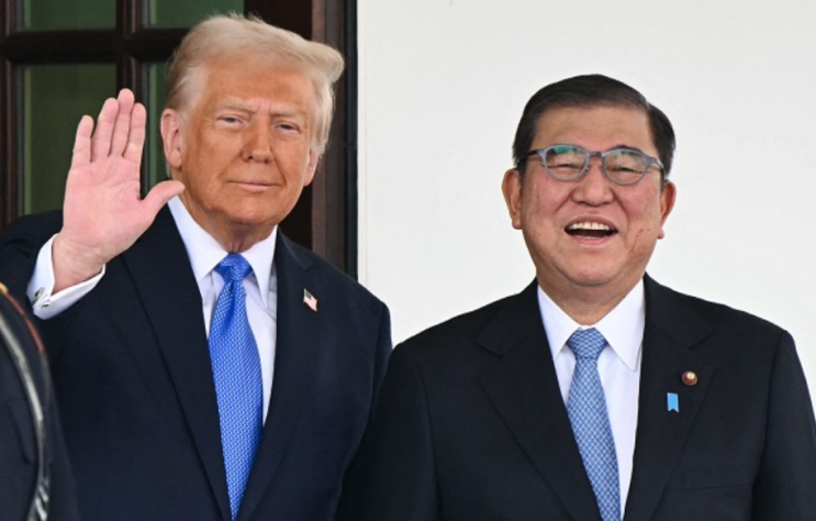 일본의 <b>이시바</b> 시게루 총리가 도널드 <b>트럼프</b> 미국 대통령과의... 