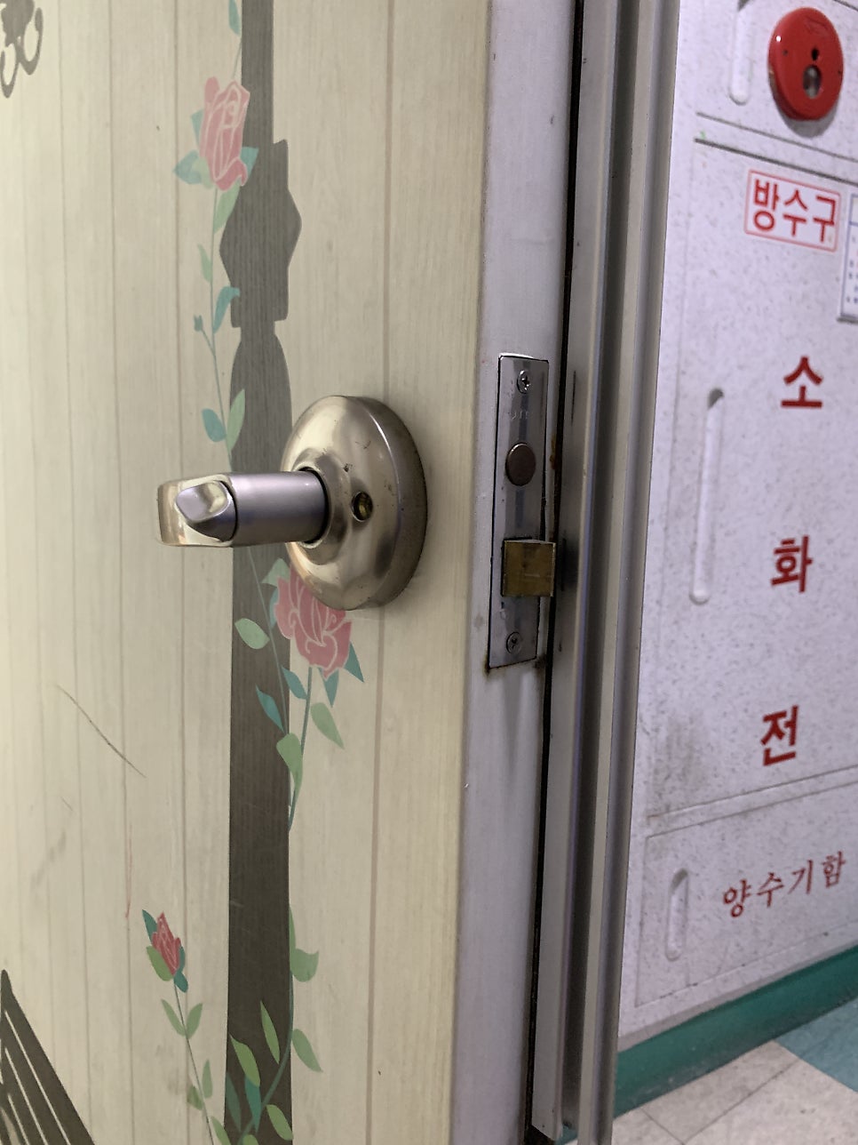 아파트 현관문시트지 시공 현관도어 필름작업