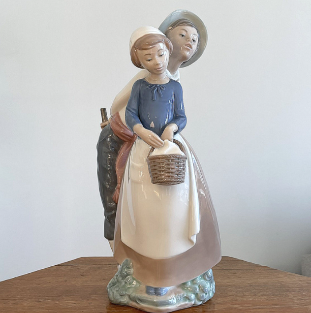  드로 나오 피겨린 - Curious Boy and Girl with Basket: 사랑스러운 두 커플의 이야기 야드로(Lladro Nao)