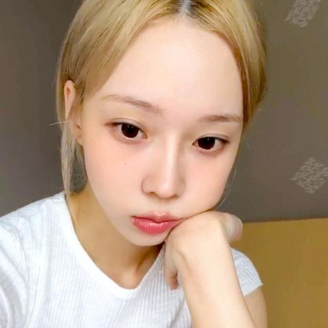 나 지금 숙제하면서 엄마 몰래 보고 있어