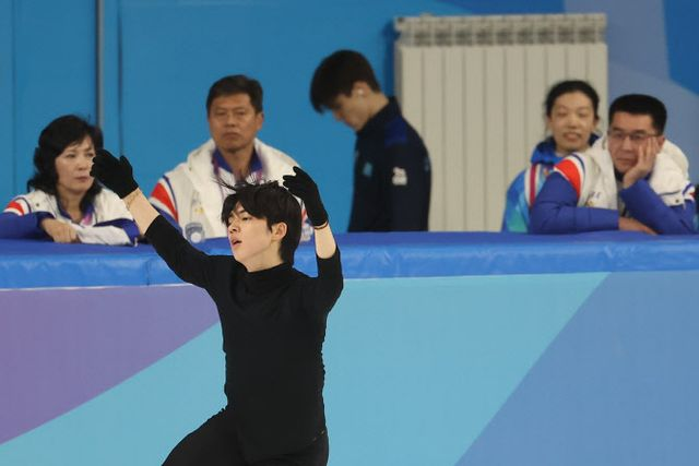 북한 피겨, 한국 취재진 질문에 “선수들 자극 말고 비키라우”