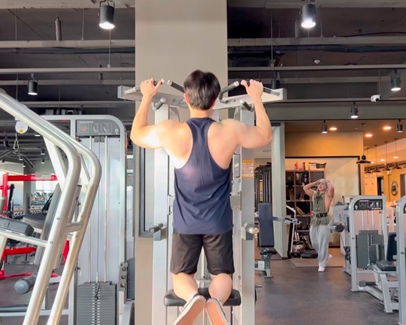 등운동 루틴 랫 풀 다운 그립 케이블 로우 어시스트 풀업 자세 효과 등근육 키우는 운동 등운동 루틴 랫 풀 다운 그립 케이블 로우 어시스트 풀업 자세 효과 등근육 키우는 운동