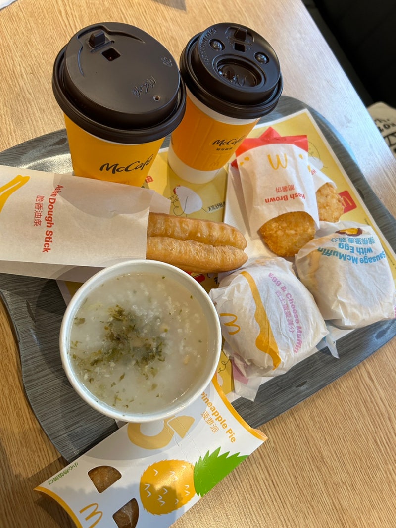 중국 상하이 맥도날드에서 맥모닝먹기 : 콘지, 또우장, 요우티아오, 파인애플파이