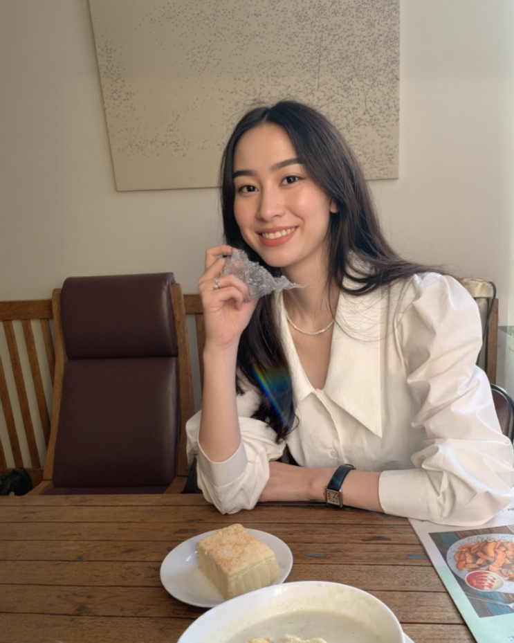  언제나 깔끔한 레이어드룩 완성때 사랑받는 여자 화이트 셔츠 블라우스 코디 추천