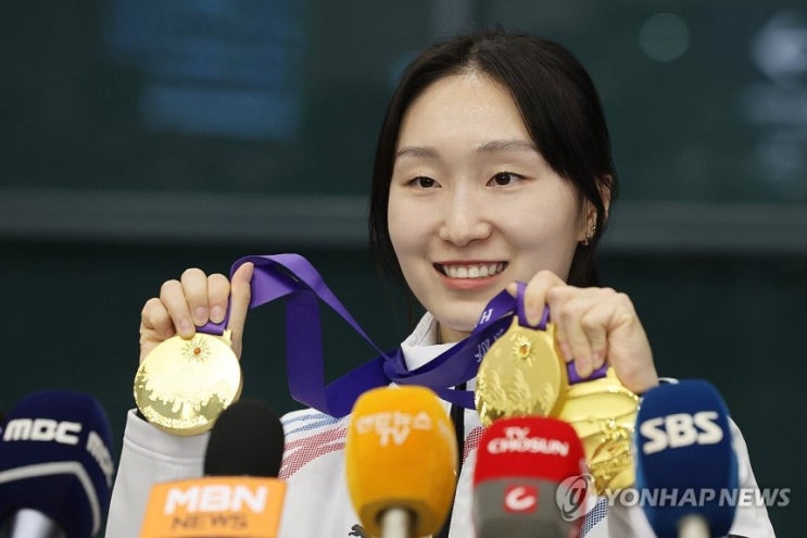 귀국 <b>3관왕</b> <b>최민정</b>, 하얼빈을 평정하다!